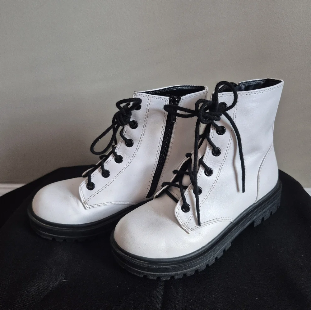 Shoes - Picture 2 of 4